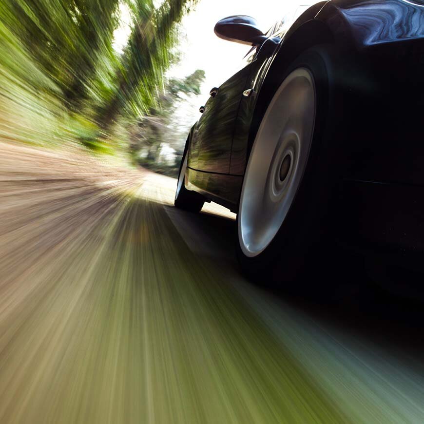 Auto fährt auf einer Straße