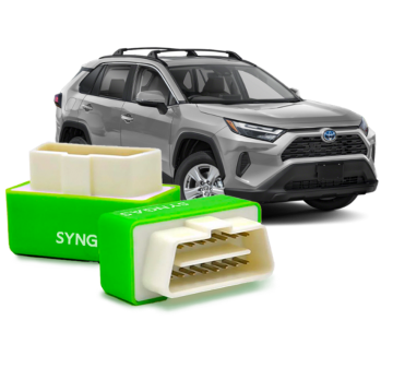 SynGas OBD2-Stecker vor einem Auto